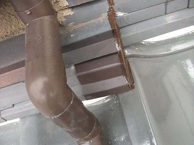 壁と屋根の取り合い部分のシーリング材